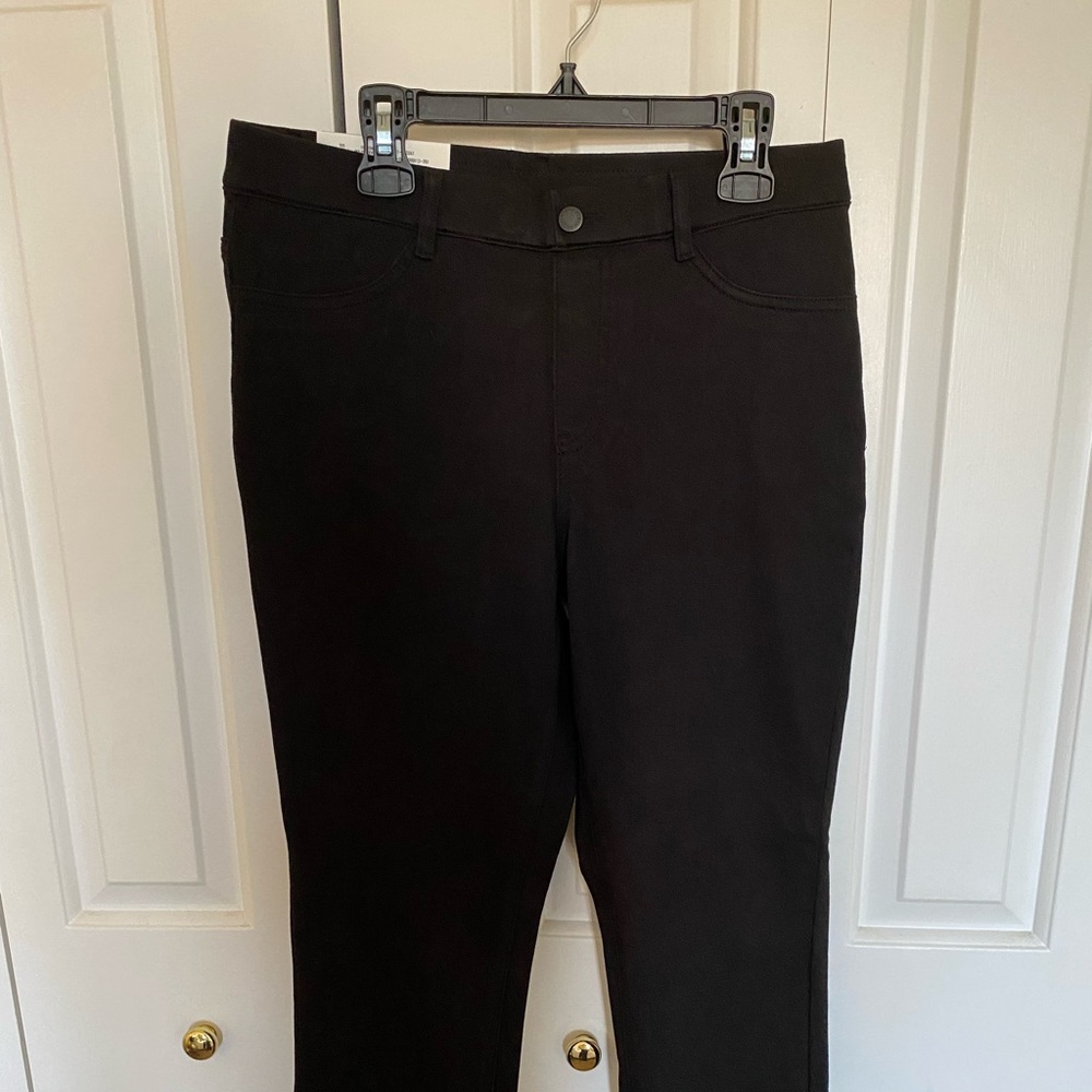 Uniqlo women’s stretch leggings - new with tags.